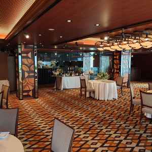 披露宴会場その2。ライブキッチンがあり落ち着いた雰囲気でした。