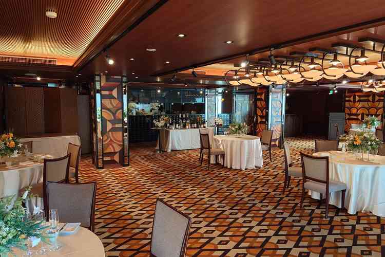 披露宴会場その2。ライブキッチンがあり落ち着いた雰囲気でした。