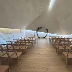 あまり見ないチャペルの雰囲気で、カジュアルでとても良いなと思った