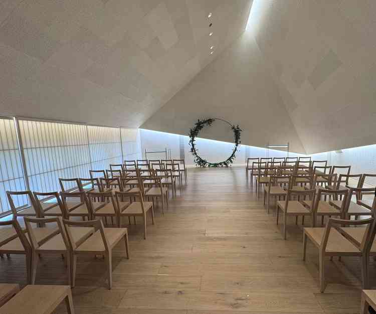 あまり見ないチャペルの雰囲気で、カジュアルでとても良いなと思った