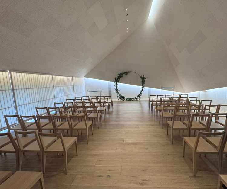 あまり見ないチャペルの雰囲気で、カジュアルでとても良いなと思った