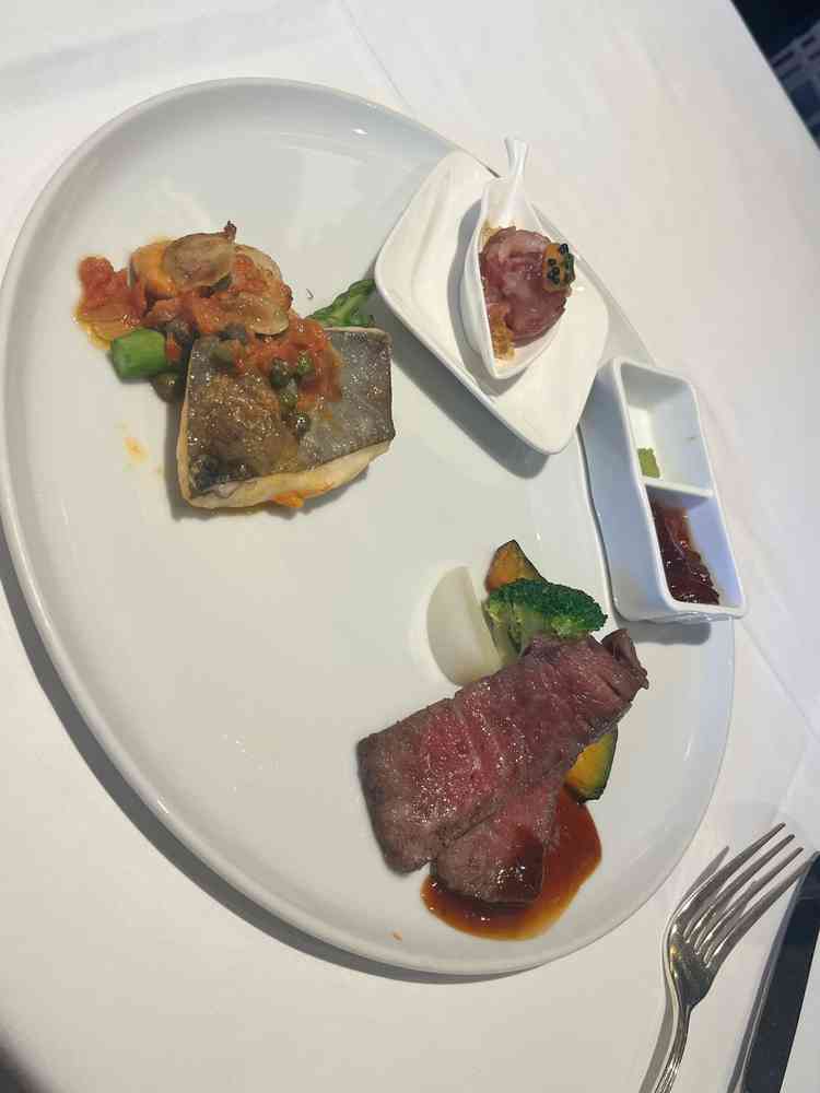 料理。お肉がとても柔らかくておいしかった。ジュレになってるソースもおいしかったです！