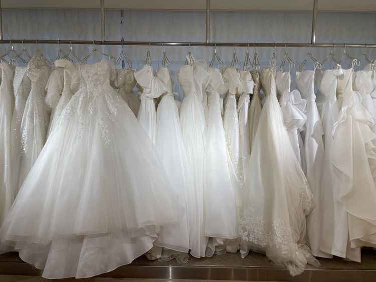 ウェディングドレスの一部を見せていただきました。これでもごく一部とのことで総数2000着あるとのこと