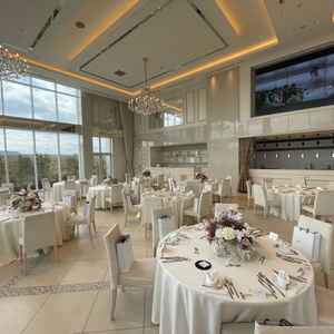 2階の披露宴会場です。ガーデンと面していない分、白さが際立つこちらも素敵な会場でした。