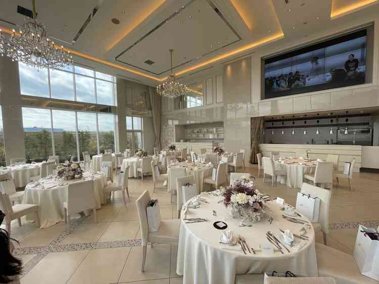 2階の披露宴会場です。ガーデンと面していない分、白さが際立つこちらも素敵な会場でした。