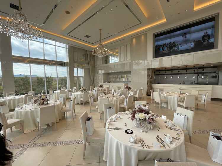 2階の披露宴会場です。ガーデンと面していない分、白さが際立つこちらも素敵な会場でした。