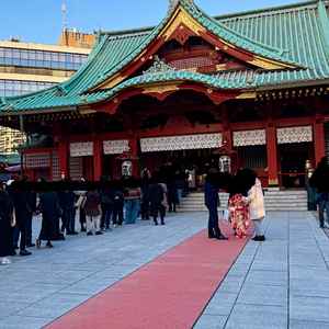 こちらの赤い絨毯の上を歩いて本殿へ。中で実際に結婚式が行われており、式のイメージがしやすかったです。