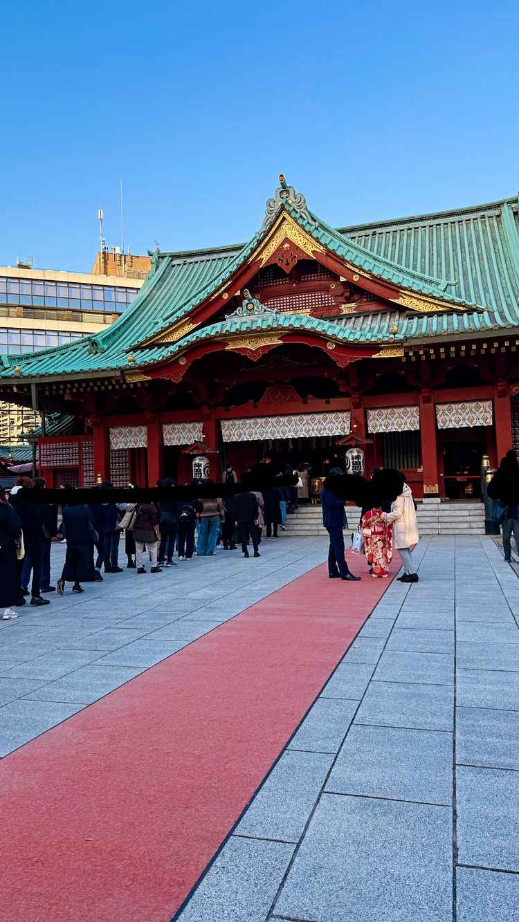 こちらの赤い絨毯の上を歩いて本殿へ。中で実際に結婚式が行われており、式のイメージがしやすかったです。