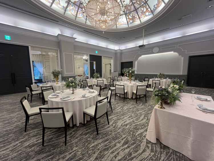 披露宴会場はグレーが中心で、広すぎず狭すぎず丁度良い広さでした。