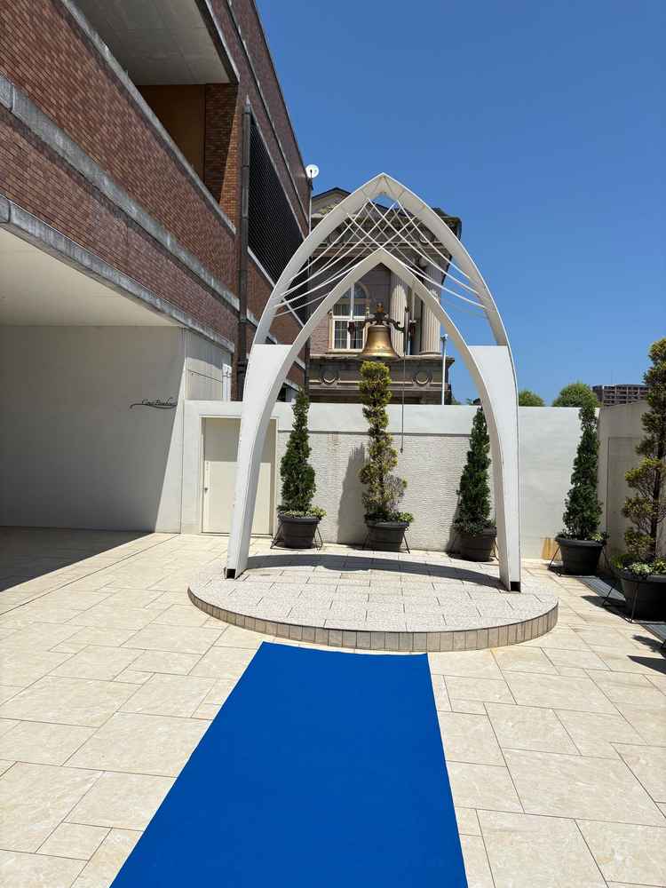チャペルの外です。ベルを鳴らしたりブーケトスなども出来るとのことです。