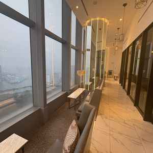 ゲストが待つ場所。非常に綺麗で、窓も大きく、窓に落書きできるというところもgoodポイント。