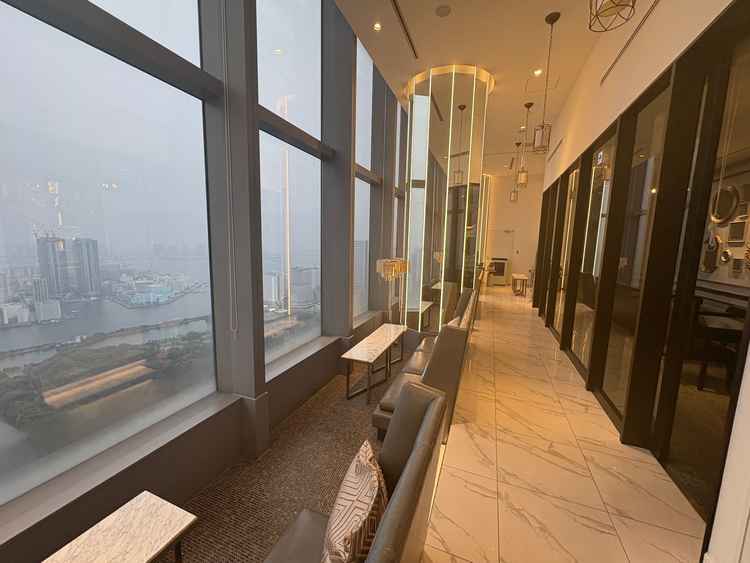 ゲストが待つ場所。非常に綺麗で、窓も大きく、窓に落書きできるというところもgoodポイント。