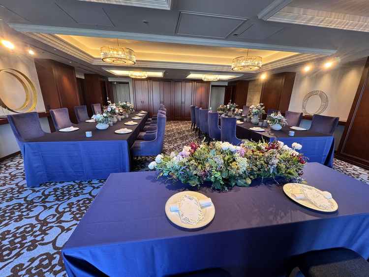 少人数の披露宴会場。