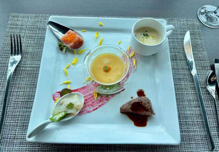 前菜とメインを組み合わせたプレートを試食