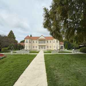 敷地内に入った瞬間に広いお庭と、別荘のようなロビーが待ち構えており、高揚感を覚える。