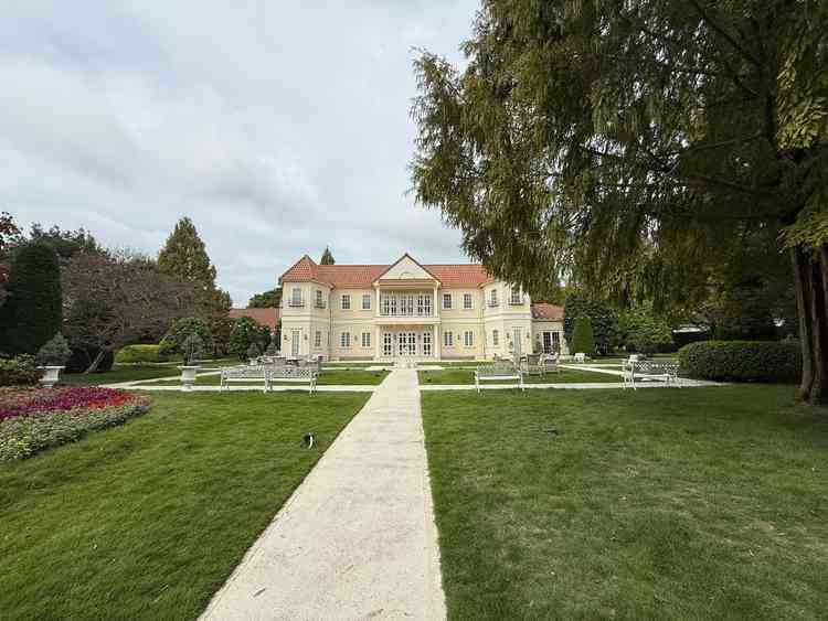 敷地内に入った瞬間に広いお庭と、別荘のようなロビーが待ち構えており、高揚感を覚える。