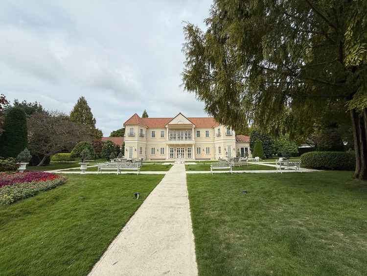 敷地内に入った瞬間に広いお庭と、別荘のようなロビーが待ち構えており、高揚感を覚える。