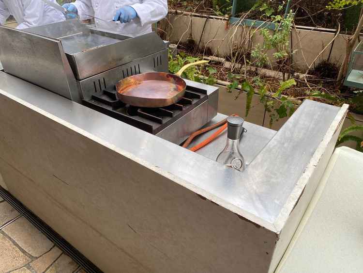クッキングパフォーマンス、シェフ自らお肉を焼き上げてました。