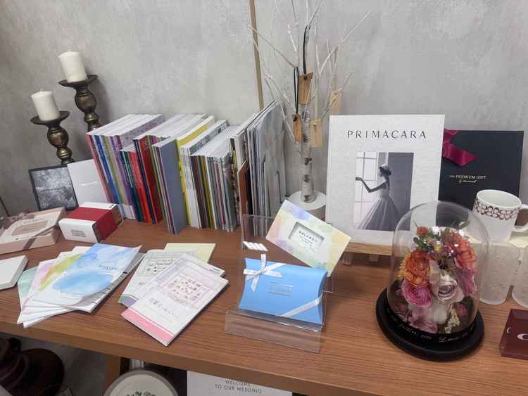 引き出物のサンプルを丁寧に説明してもらった