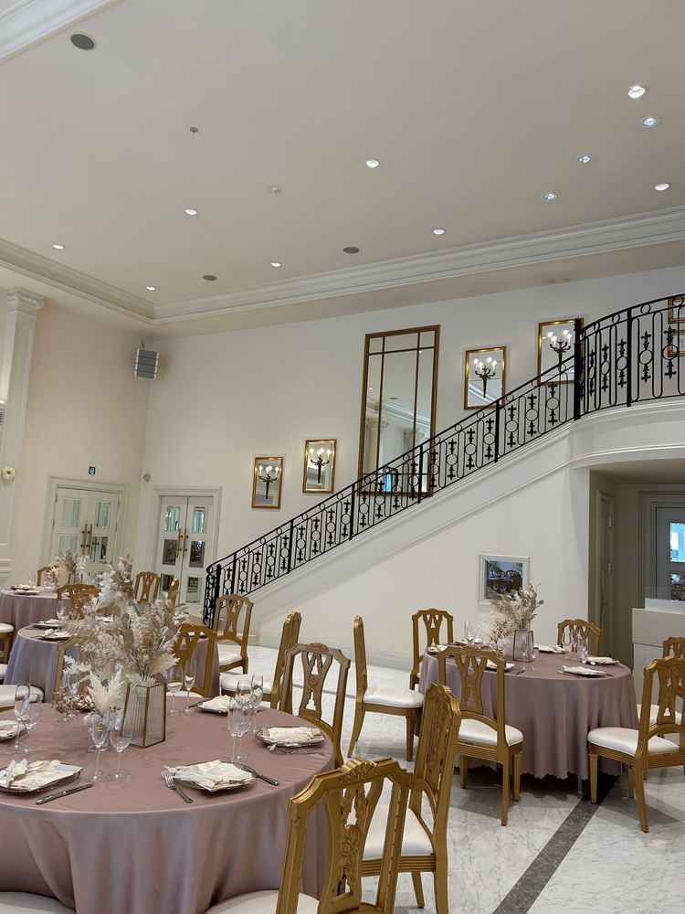 披露宴会場でThe女の子という感じな素敵な会場でした。装花によっても雰囲気が変わりそうです。