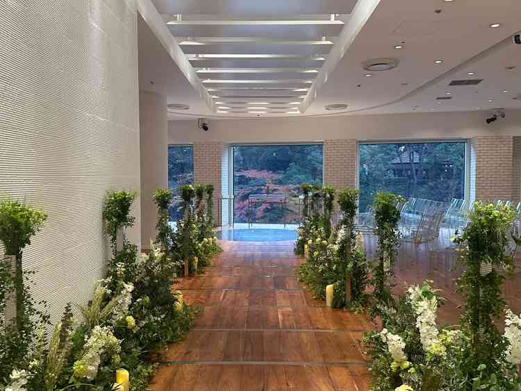 他にはない唯一無二な劇場型の挙式会場でした。想像以上に広く、奥にはハープなどの楽器がありました。