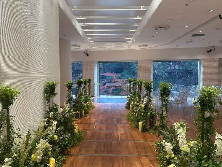 他にはない唯一無二な劇場型の挙式会場でした。想像以上に広く、奥にはハープなどの楽器がありました。