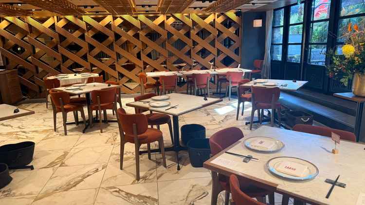 お庭がついた、貸切感のある披露宴会場