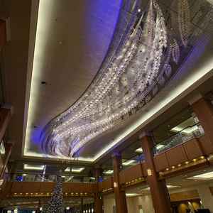 3フロアの吹き抜けのロビーにある天の川。大迫力。この下にある大階段をバージンロードに人前式も可能。