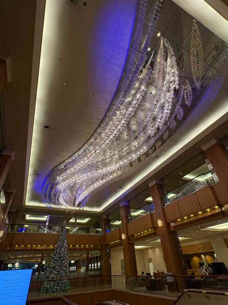 3フロアの吹き抜けのロビーにある天の川。大迫力。この下にある大階段をバージンロードに人前式も可能。