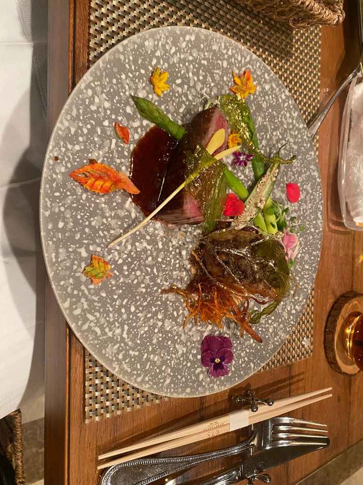 魚と肉のメイン料理でした。どのご飯もこだわりを感じられて地産地消にこだわって作られていました。