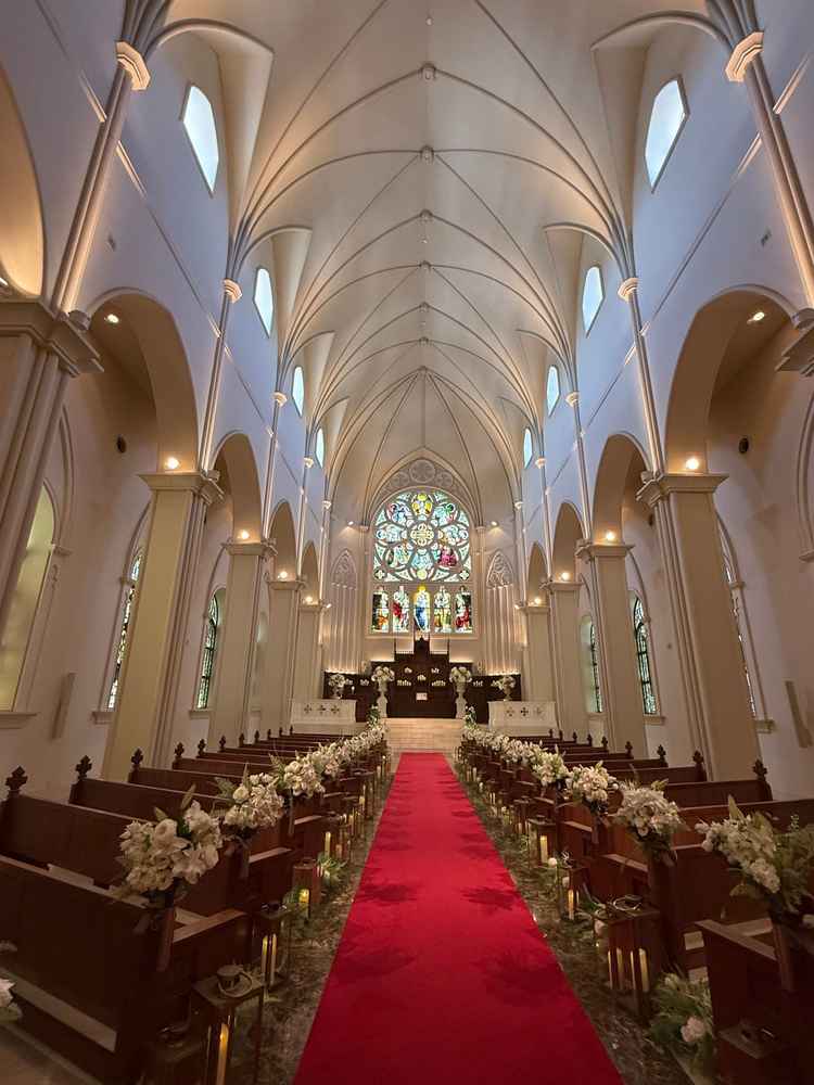 チャペルの中はステンドグラスが張り巡らされています。後方にはパイプオルガンがあります。