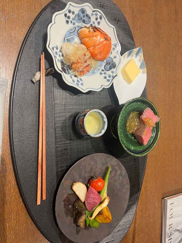 試食です。お箸で食べられるのは高齢のゲストに優しいと思います。