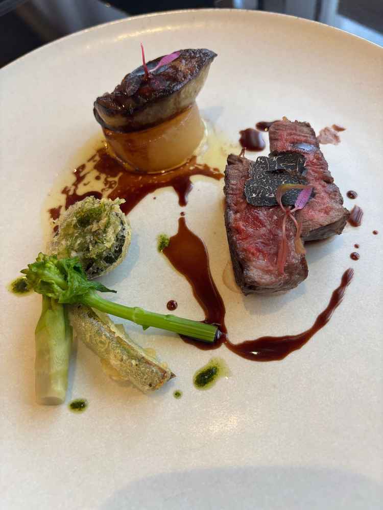 試食のお料理。お肉とフォアグラ、あともう一皿ホタテとオマール海老を出していただきました。