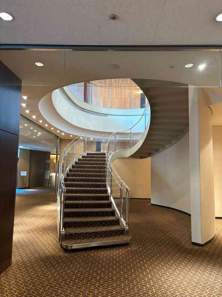 螺旋階段。一般利用者の通行が少ないところにあり、貸切感があります。