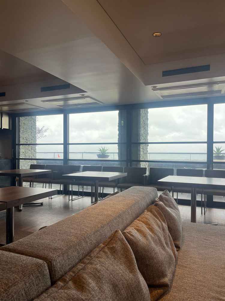 ゲストの待機室、スタッフがバーカウンターに居てホスピタリティが良い