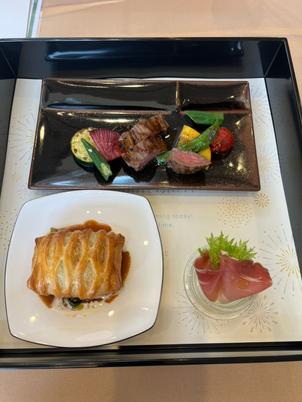 試食しました。披露宴会場で実際に食べてみると、美味しかったです！
