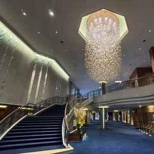 入った時に螺旋階段が迫力あります。