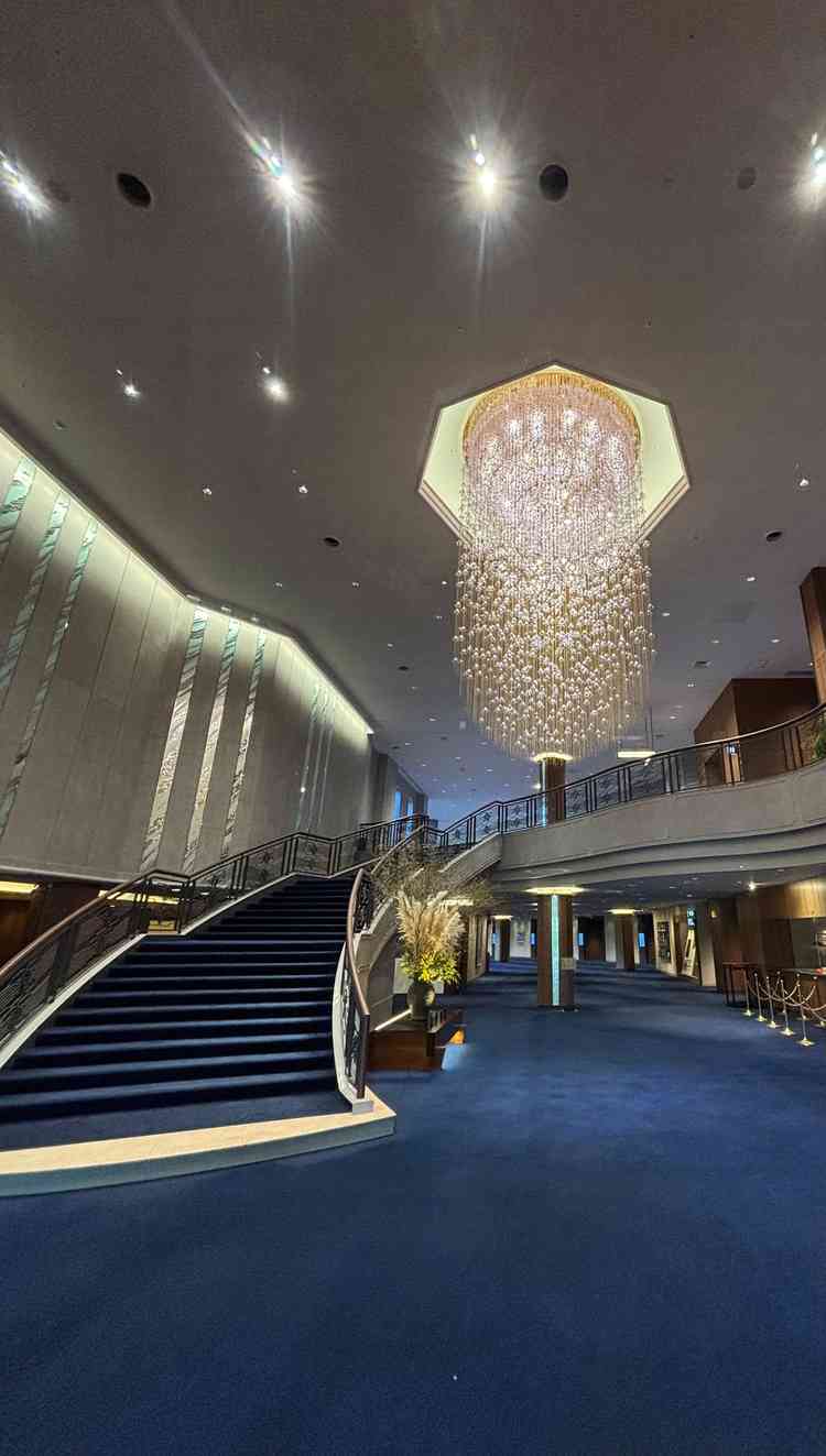 入った時に螺旋階段が迫力あります。