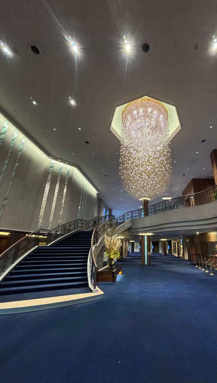 入った時に螺旋階段が迫力あります。