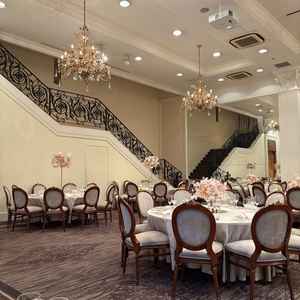 披露宴会場では、階段から降りてくる演出ができます。その他、プロジェクションマッピングなども演出あり。