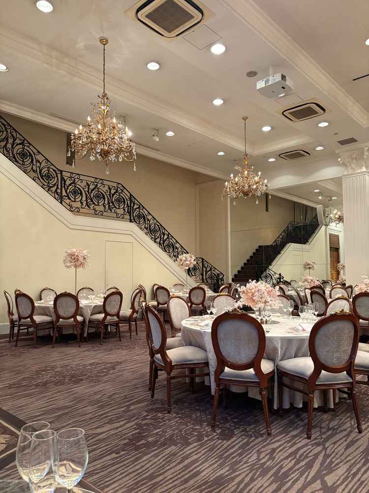 披露宴会場では、階段から降りてくる演出ができます。その他、プロジェクションマッピングなども演出あり。