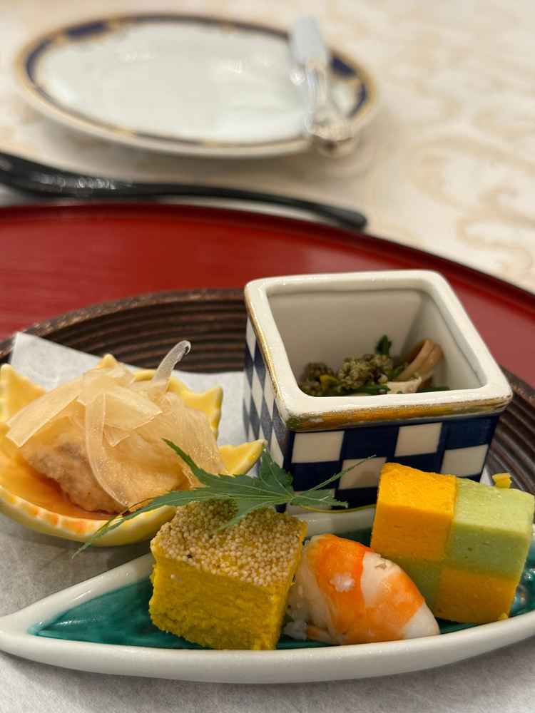 料理がかなり美味しかった。味付けは素朴だが、素材は上質だった。特にメインの肉とお茶漬けが本当に絶品。