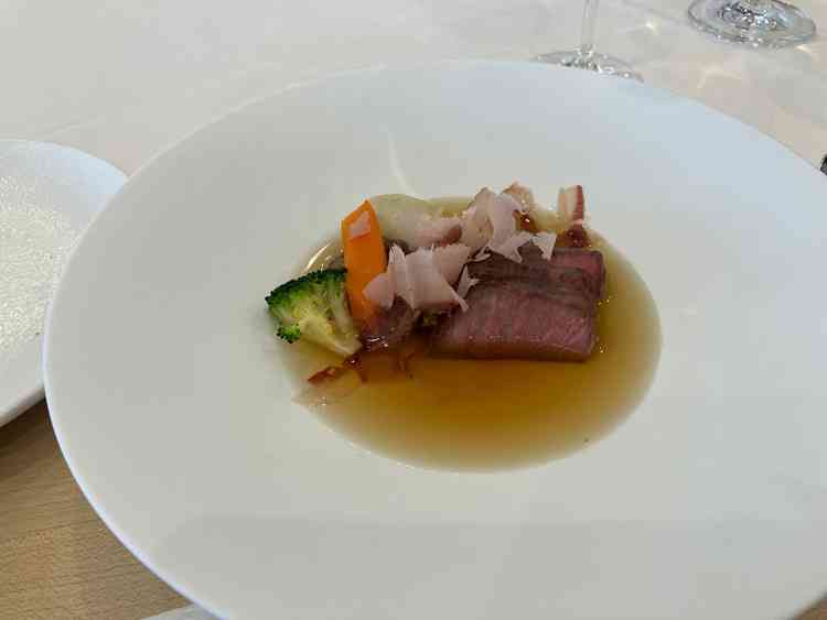 お出汁と鰹節で仕上げるお肉料理は絶品でした。今まで食べたことのない料理で感動的でした。