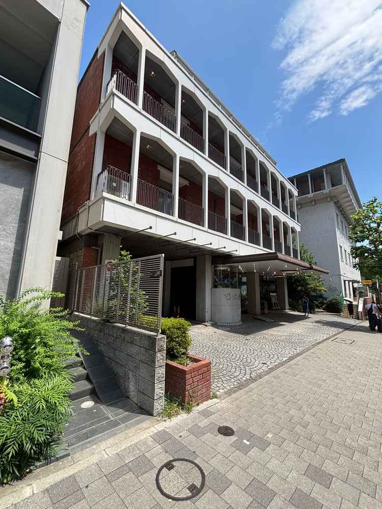 1番出口を出て左に曲がり、鳥居に入らずまっすぐ進むとすぐ乃木會館があります。