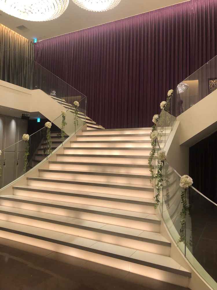 フラワーシャワーをする場所です。階段の光と天井の豪華な雰囲気が感じられ、素敵でした。