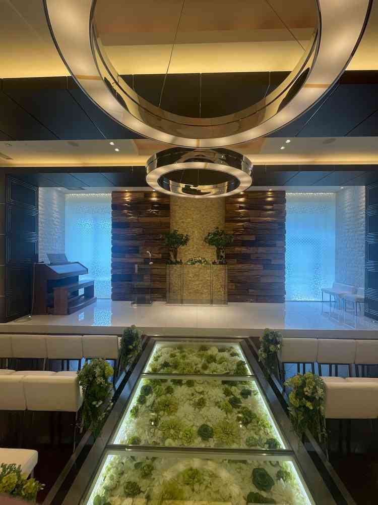 バージンロードの下に花が敷き詰められていてとても可愛らしい挙式会場でした。