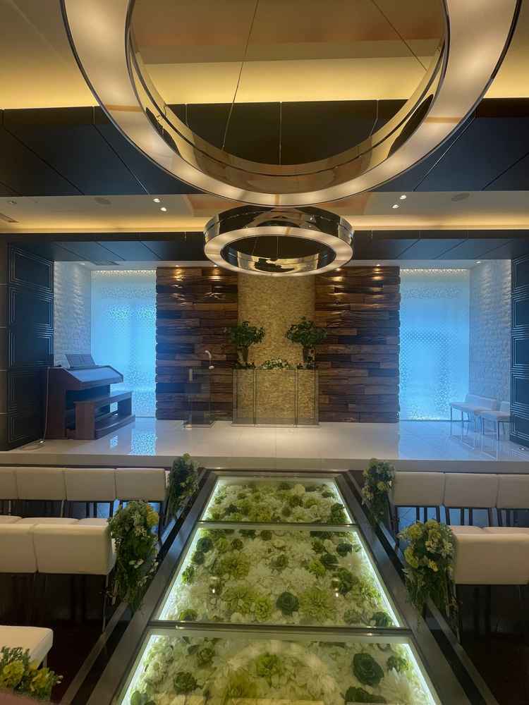 バージンロードの下に花が敷き詰められていてとても可愛らしい挙式会場でした。