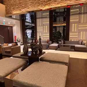 ゲストのウェイティングルームは良い香りがします。洗練された雰囲気が魅力の広々とした空間でした。