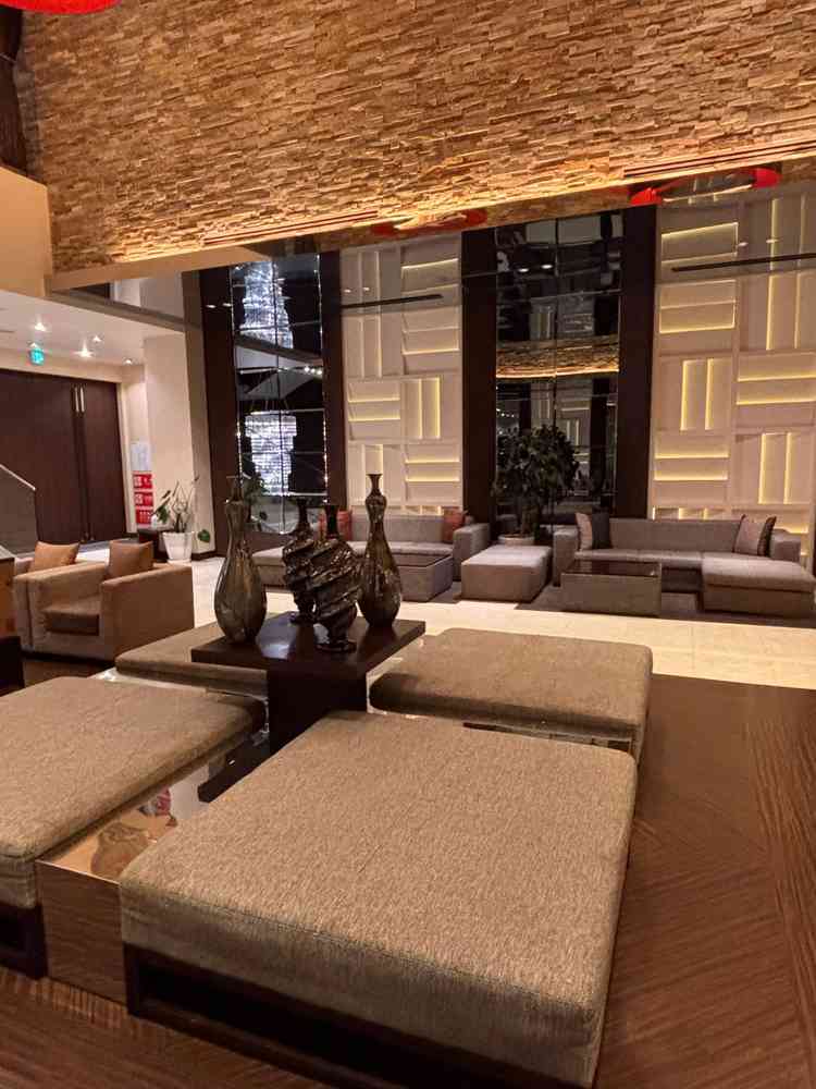 ゲストのウェイティングルームは良い香りがします。洗練された雰囲気が魅力の広々とした空間でした。