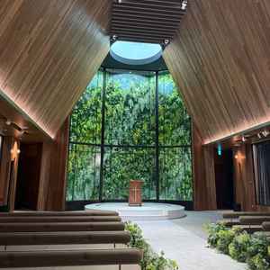 B1。チャペル左奥から。天井が高い。奥の植物はすりガラス越しにみえるため映像や画像っぽいが本物。